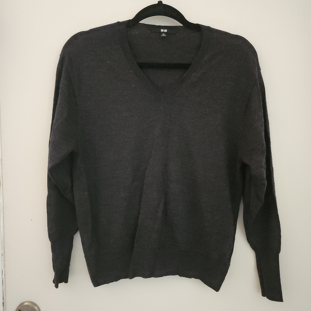 Uniqlo 100% Wool Lightweight Gray V-neck Sweater, XS